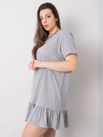 Szara melanżowa sukienka plus size z falbaną (RV-SK-6328.87P)