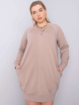 Ciemnobeżowa sukienka plus size z długim rękawem (RV-SK-6296.99)