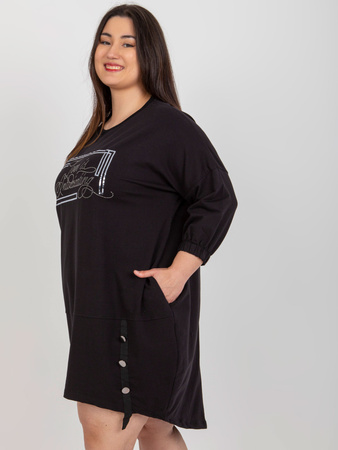 Czarna sukienka plus size z aplikacją z dżetów  (RV-TU-7505.15)