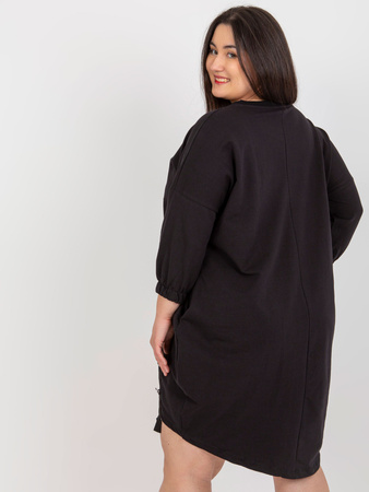 Czarna sukienka plus size z aplikacją z dżetów  (RV-TU-7505.15)