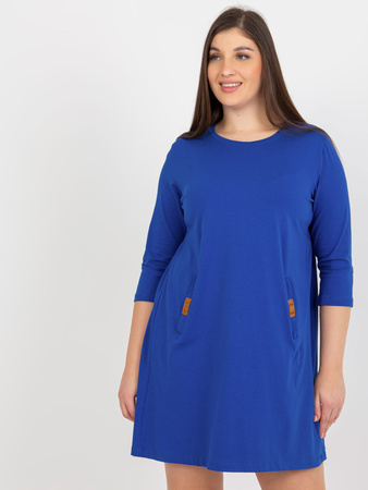 Kobaltowa mini sukienka plus size z kieszeniami Dalen  (RV-SK-6274.36P)